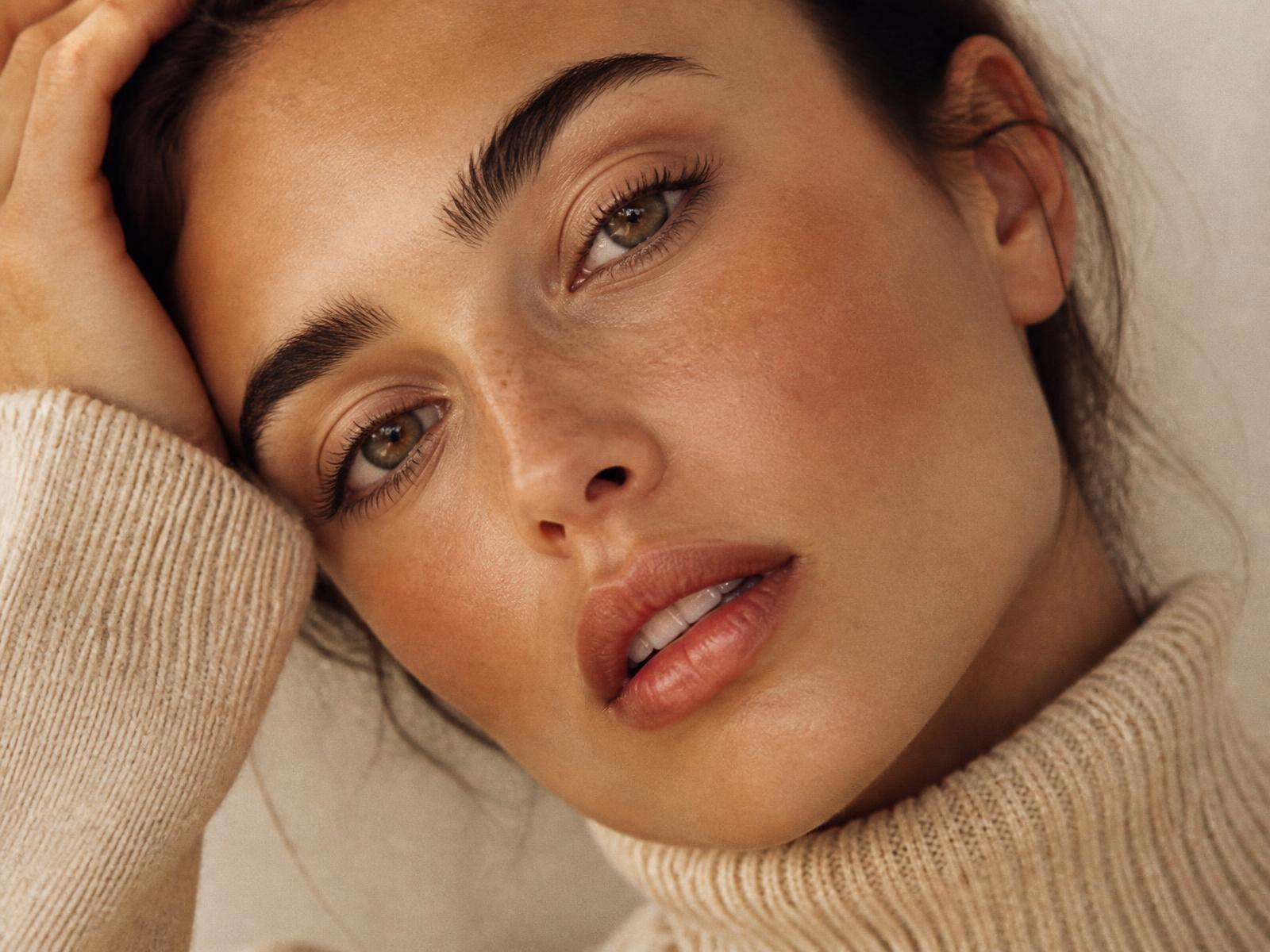 Brow specialist aan het werk in een salon